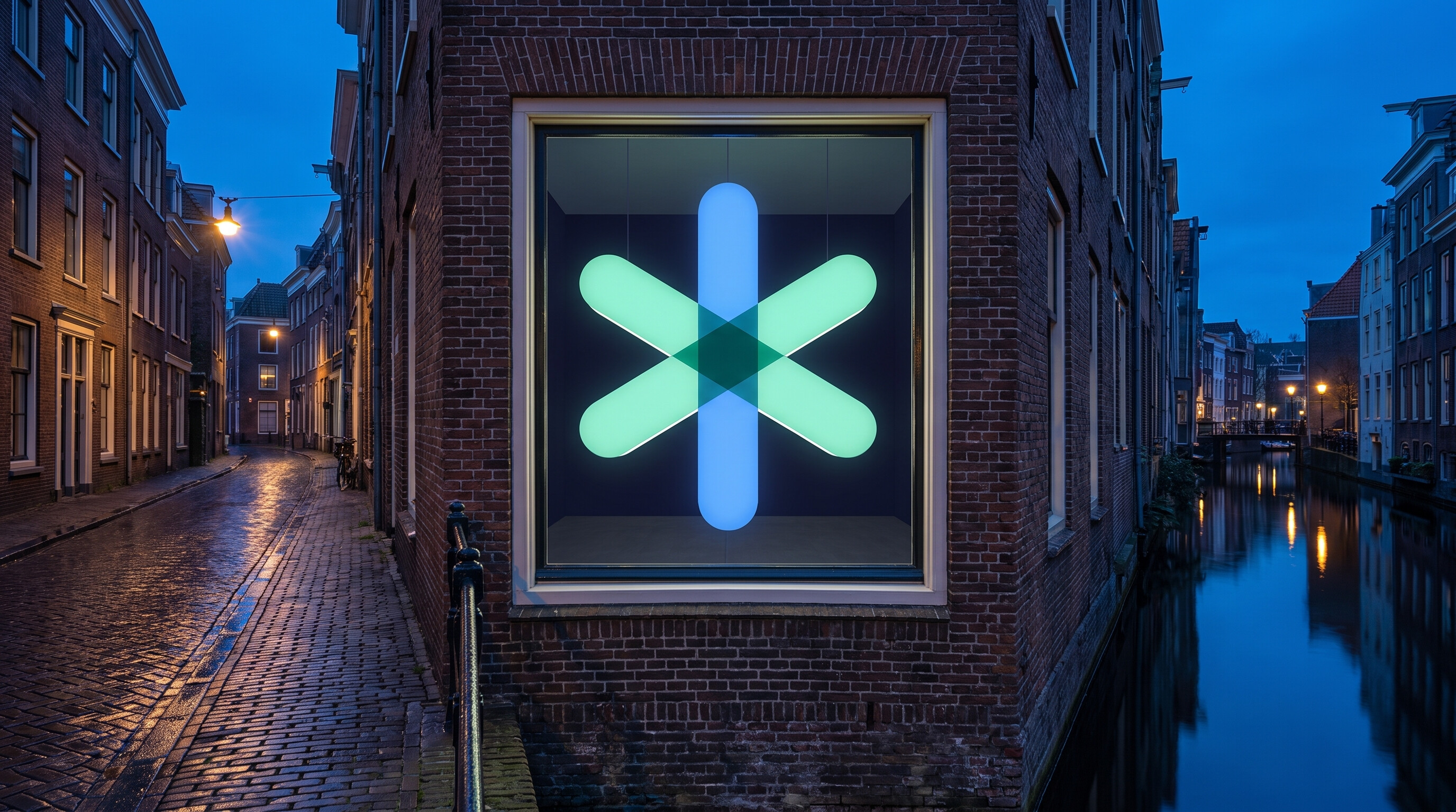 Drie overlappende mint- en hemelsblauwe staven in een Haarlems grachtenraam bij schemer.